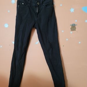Ymi wannabettabutt? Size 3 black jeans with ripped knee
